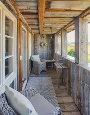 Genie&szlig;en Sie die untergehende Abendsonne in der Loggia, die Sie vor Wettereinfl&uuml;ssen und neugierigen Blicken sch&uuml;tzt.