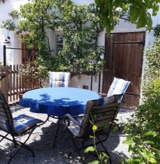Ruhe - Natur
Zum Appartement Blaues Land geh&ouml;ren ein kleiner Vorgarten mit Sitzplatz und Abstellraum (z.B. f&uuml;r Ihre Fahrr&auml;der)